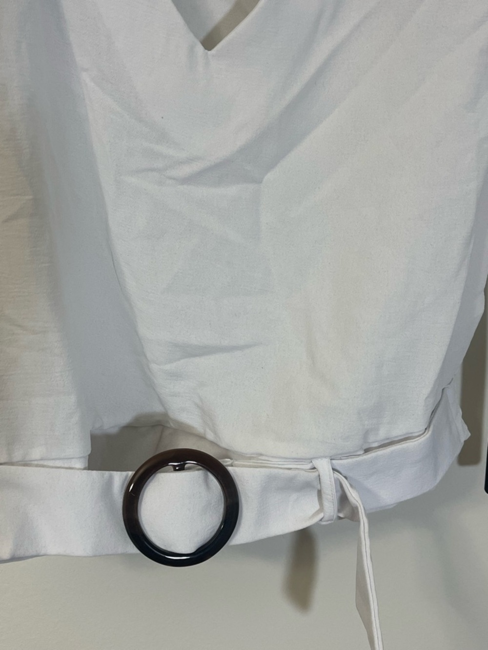 Love White V-Neck Sleeveless Crop Top with Belt size Large New - Picture 4 of 5